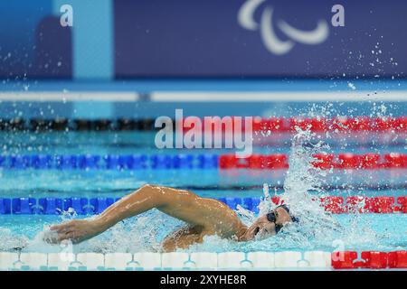 Parigi, Francia. 29 agosto 2024. Ugo Didier di Francia gareggia durante la finale di nuoto maschile 400m Freestyle S9 ai Giochi Paralimpici di Parigi 2024, Francia, 29 agosto 2024. Crediti: Xiong Qi/Xinhua/Alamy Live News Foto Stock