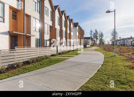 Nuova casa moderna con appartamenti a Vancouver, British Columbia. Moderna architettura residenziale canadese nelle soleggiate giornate estive. Dettagli architettonici dell'ap moderno Foto Stock