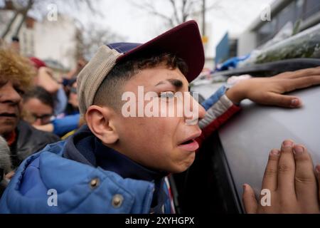 Montevideo, Uruguay. 29 agosto 2024. Un ragazzo piange dopo un funerale del giocatore di calcio nazionale dell'Uruguay Juan Manuel Izquierdo a Montevideo, Uruguay, 29 agosto 2024. Il 27enne Juan Manuel Izquierdo ha subito un attacco di cuore nel bel mezzo di una partita di Copa Libertadores il 22 agosto ed è morto il 27 agosto. Crediti: Nicolas Celaya/Xinhua/Alamy Live News Foto Stock