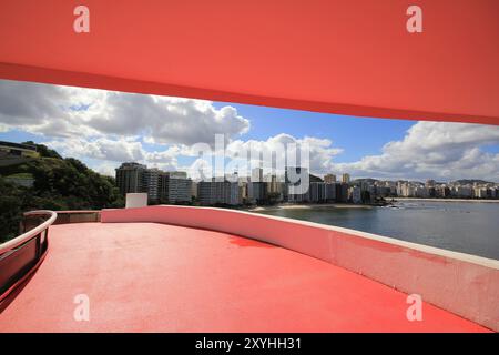 Niteroi, Brasile - 13 luglio. 2014: Baia di Niteroi vista da MAC, progettato da Oscar Niemeyer, completato nel 1996 a Niteroi Foto Stock