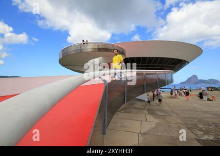 Niteroi, Brasile - 13 luglio. 2014: MAC, Museo d'Arte Contemporanea di Niteroi, progettato da Oscar Niemeyer, completato nel 1996 a Niteroi Foto Stock