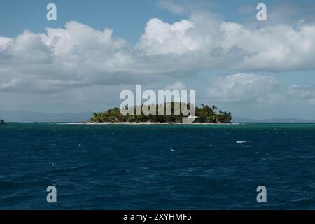 Piccola isola Fijiana vicino Nadi Foto Stock