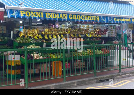 Negozio di alimentari indiano Ponni che vende frutta fresca nel quartiere Little India di Singapore. Foto Stock