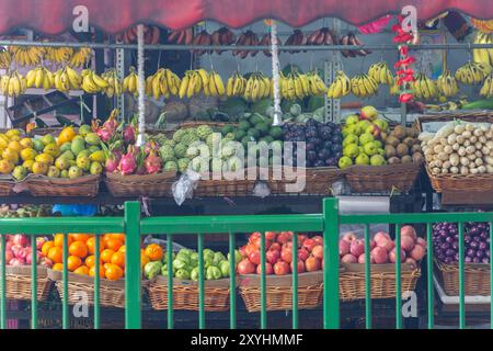 Disposizione ordinata di varietà di frutta fresca colorata per attirare i clienti a Little India, Singapore. Foto Stock