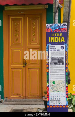 Cartello che spiega l'ex casa di Tan Teng Niah e mappa di navigazione per esplorare ulteriormente e più a fondo il distretto di Little India, Singapore. Foto Stock