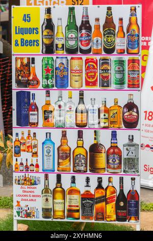 La scheda pubblicitaria promuove 45 tipi di marche indiane di liquori duri e birre disponibili per l'acquisto. Piccola India, Singapore. Foto Stock