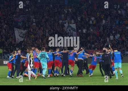 Bucarest, Romania. 29 agosto 2024: I giocatori della FCSB festeggiano al termine della UEFA Europa League, partita di calcio di 2a tappa tra FCSB e LASK, allo Stadio Steaua, a Bucarest. Crediti: Lucian Alecu/Alamy Live News Foto Stock