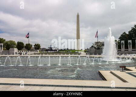 L'obelisco del monumento a Washington e il memoriale della seconda guerra mondiale a Washington DC, USA Foto Stock