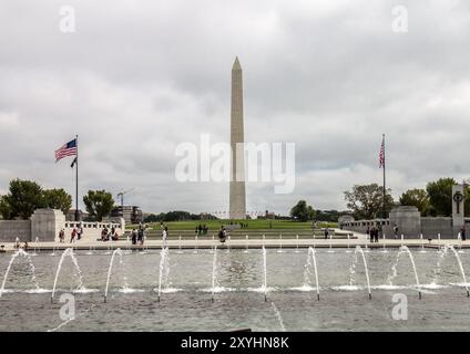 L'obelisco del monumento a Washington e il memoriale della seconda guerra mondiale a Washington DC, USA Foto Stock
