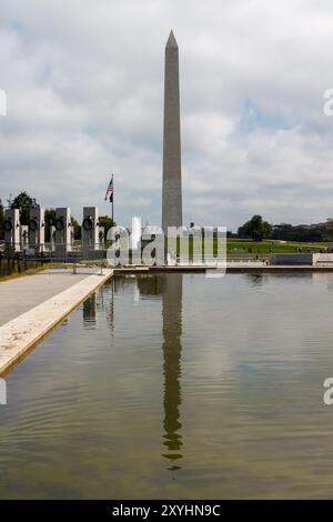 L'obelisco del monumento a Washington e il memoriale della seconda guerra mondiale a Washington DC, USA Foto Stock