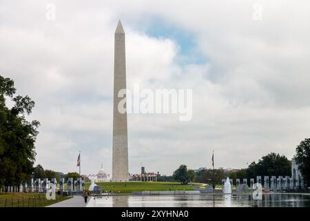 L'obelisco del monumento a Washington e il memoriale della seconda guerra mondiale a Washington DC, USA Foto Stock