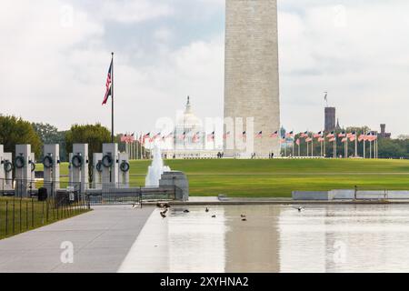 L'obelisco del monumento a Washington e il memoriale della seconda guerra mondiale a Washington DC, USA Foto Stock