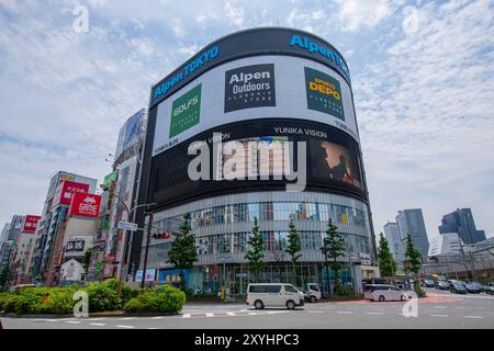 Yunika Building su Yasukuni dori Avenue (Route 302) a Shinjukuogado e a Kabukicho, Shinjuku City, Tokyo, Giappone. Foto Stock