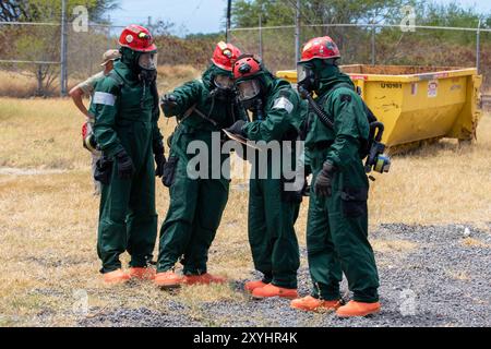 Il 93rd Civil Support Team (CST) della Guardia Nazionale delle Hawaii conduce la ricognizione di una zona di contaminazione simulata durante il loro evento di addestramento collettivo chimico, biologico, radiologico, nucleare ed esplosivo (CBRNE) a Kalaeloa, Hawaii, 27 agosto 2024. Questa esercitazione CBRNE faceva parte di un evento di addestramento congiunto con gli elementi Army and Air che partecipavano alle Hawaii, Nevada e California National Guards progettato per valutare la prontezza e le capacità di risposta del 93rd CST della Guardia Nazionale delle Hawaii. (Foto della Guardia Nazionale dell'Esercito degli Stati Uniti di SPC. Sean Walker) Foto Stock