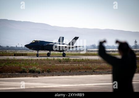 Un F-35A Lightning II della U.S. Air Force scenderà sulla pista durante l'esercitazione Agile Flag 24-3 a Santa Maria, California, durante l'esercitazione Agile Flag 24-3, 5 agosto 2024. AGILE FLAG 24-3 è un'esercitazione di certificazione Air Combat Command che ha testato la capacità del 23rd Wing di generare potenza aerea di combattimento continuando a muoversi, manovrare e sostenere elementi di ala e forza subordinata in un ambiente dinamico e contestato. (Foto U.S. Air Force del 2° tenente Benjamin Williams) Foto Stock