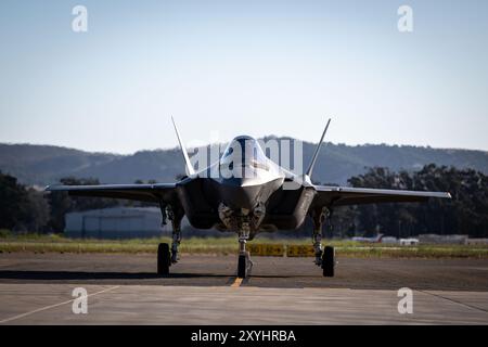 Un F-35A Lightning II della U.S. Air Force scendendo su una pista a Santa Maria, California, durante l'esercitazione Agile Flag 24-3, 5 agosto 2024. AGILE FLAG 24-3 è un'esercitazione di certificazione Air Combat Command che ha testato la capacità del 23rd Wing di generare potenza aerea di combattimento continuando a muoversi, manovrare e sostenere elementi di ala e forza subordinata in un ambiente dinamico e contestato. (Foto U.S. Air Force del 2° tenente Benjamin Williams) Foto Stock