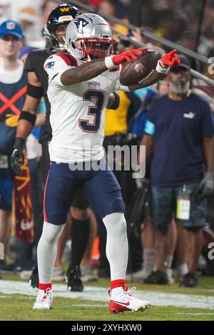 Il wide receiver dei New England Patriots DeMario Douglas (3) celebra un ricevimento e un primo down durante la gara di pre-stagione tra i New England P. Foto Stock