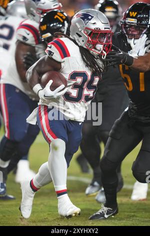 Il running back dei New England Patriots Deshaun Fenwick (35) fa un tentativo di corsa durante la gara di pre-stagione tra i New England Patriots a Washi Foto Stock