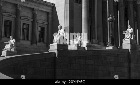 Figure in pietra sul vialetto del parlamento, fotografia in bianco e nero, Vienna, Austria, Europa Foto Stock