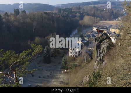 Vista dal castello di Hirschberg in Turingia attraverso il Saale fino alla Baviera Foto Stock