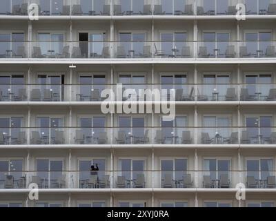 Una persona pulisce le finestre delle cabine su una nave da crociera Foto Stock