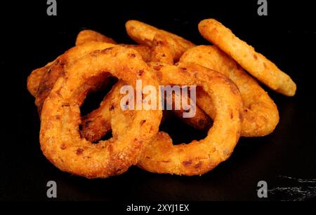 Gruppo di anelli di cipolla fritti in pastella croccanti Foto Stock