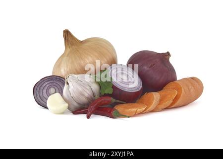 Raccolta di verdure a base di cipolle rosse e gialle, peperoncini rossi, bulbo d'aglio e carote tagliate isolate su fondo bianco Foto Stock