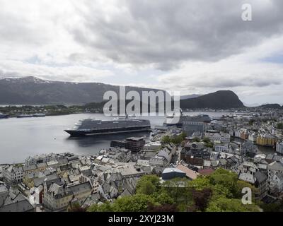 Due navi da crociera ormeggiarono al largo della città portuale di Alesund in Norvegia Foto Stock