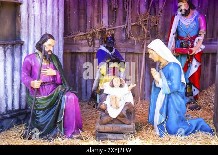 Figure a grandezza naturale in una scena di presepe al mercatino di Natale del Municipio di Vienna, Austria, Europa Foto Stock