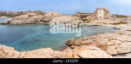 Vista panoramica della spiaggia di granito con formazioni rocciose a Scogliera di Punta Tegge sull'isola di la Maddalena, in Sardegna, Italia, con un fortilizio Foto Stock