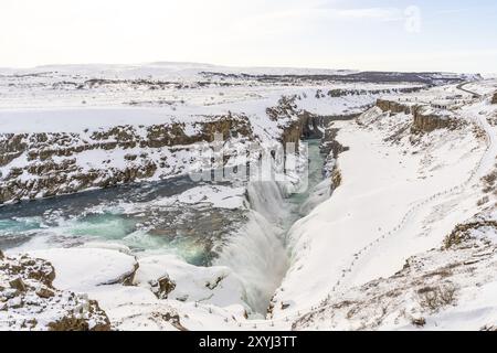 Splendida cascata ghiacciata e innevata di Gullfoss nel freddo inverno islandese senza persone Foto Stock