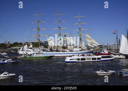 Europa, Germania, Amburgo, Elba, Vista sull'Elba fino a St. Pauli Landungsbruecken, nave scuola a vela Mir, nave a tre alberi completamente attrezzata, Hamb Foto Stock