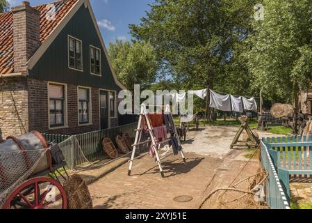 Enkhuizen, Paesi Bassi. Giugno 2022. Cottage di pescatori con trappole per pesci essiccate. Messa a fuoco selettiva Foto Stock