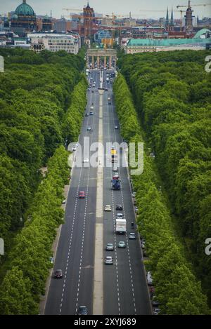 Strada che conduce attraverso il grande parco Tiergarten di Berlino verso la porta di Brandeburgo Foto Stock