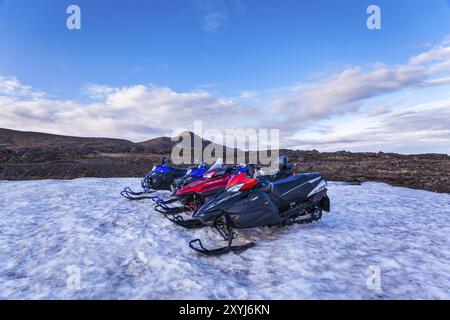 ISLANDA, 04 LUGLIO: Quattro motoslitte parcheggiate di fila nella fitta neve invernale in Islanda in un desolato e gelido paesaggio invernale il 4 luglio 2013 in i Foto Stock