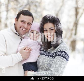 Sorridenti famiglia con all'inverno. All'aperto Foto Stock