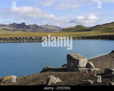 Il cratere d'esplosione Graenavatn pieno d'acqua in Islanda Foto Stock