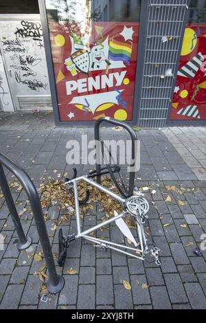 Bicicletta danneggiata, Colonia, Renania settentrionale-Vestfalia, Germania, Europa Foto Stock