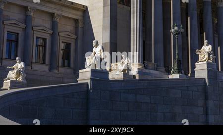 Figure in pietra sul vialetto che conduce all'edificio del parlamento, Vienna, Austria, Europa Foto Stock