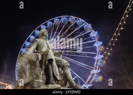 Monumento a otto von Guericke, fisico, dietro di lui ruota panoramica, Magdeburgo, Sassonia-Anhalt, Germania, Europa Foto Stock