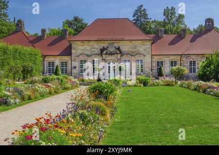 Giardino parterre con aiuole di fronte al Palazzo Vecchio nel Parco del Palazzo dell'Ermitage, Bayreuth, alta Franconia, Franconia, Baviera, Germania, Europ Foto Stock