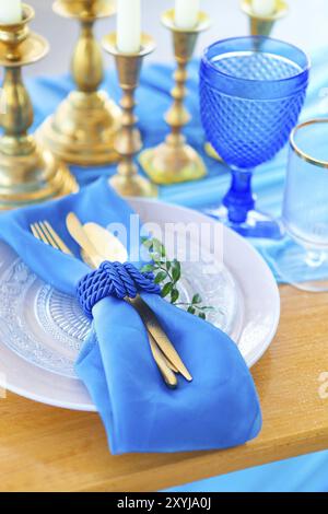 Impostazione tabella in stile vintage è decorato con candele in oro e blu Foto Stock