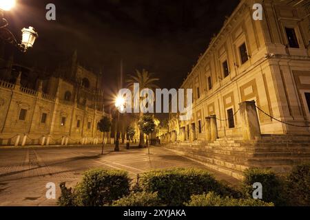 Catedral de Sevilla di notte Foto Stock