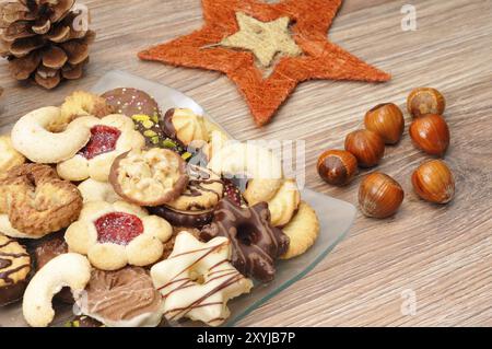 Biscotti di Natale con decorazioni, biscotti appena sfornati su un piatto per Natale Foto Stock