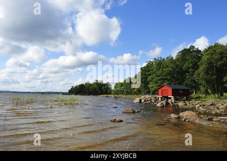 Vedi a Schweden im Herbst. Lago con una casetta in svezia in autunno Foto Stock