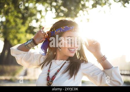 Felice slim tan donna in jeans balli sulla spiaggia di tramonto Foto Stock