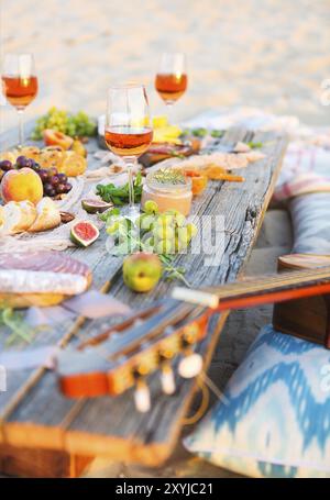 Vista superiore picnic sulla spiaggia tabella. Beach Party Foto Stock