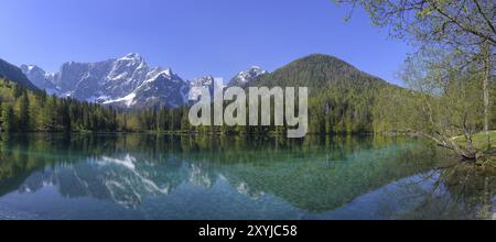 La catena montuosa del Mangart si riflette nel basso Lago delle Fusine, Tarvisio, provincia di Udine, Italia, Europa Foto Stock