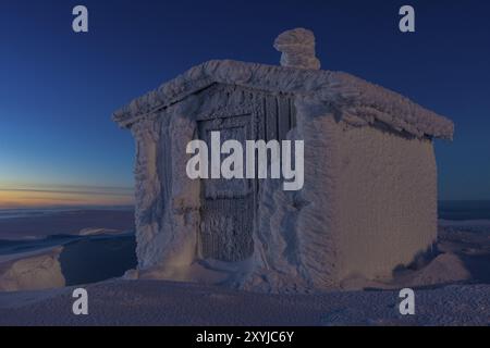 Capanna ricoperta di gelo sul Monte Dundret al tramonto e al chiaro di luna, Gaellivare, Norrbotten, Lapponia, Svezia, novembre 2012, Europa Foto Stock