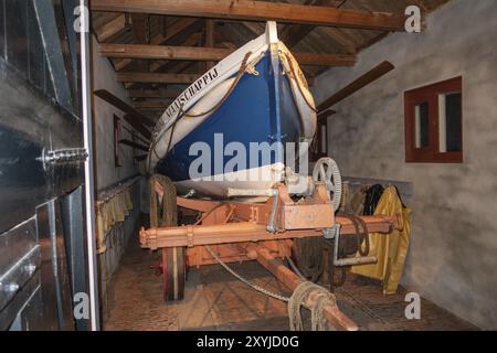 Enkhuizen, Paesi Bassi. Ottobre 2022. La scialuppa di salvataggio nella casa galleggiante di Enkhuizen Foto Stock